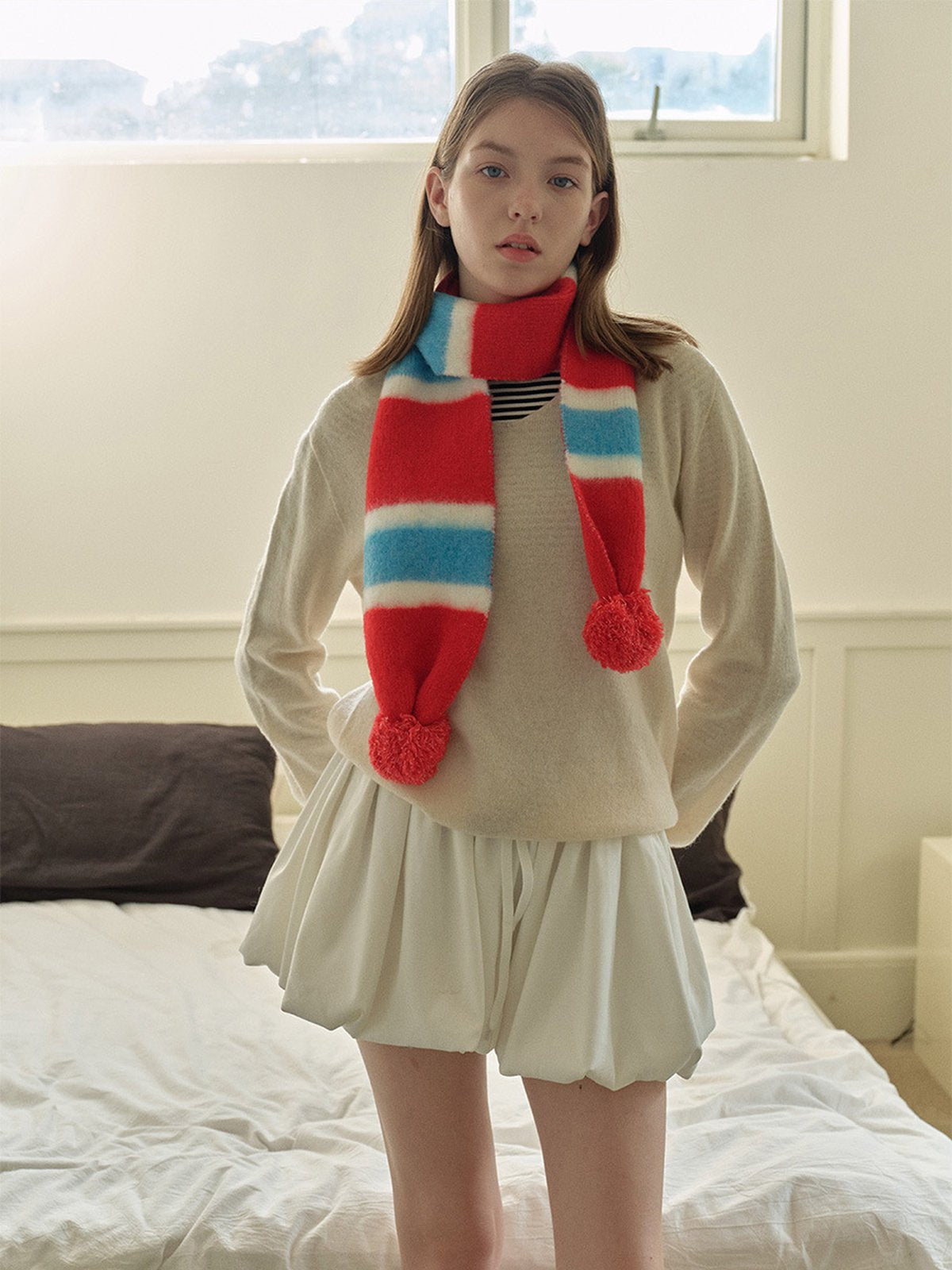 Écharpe tricolore à pompons, douce et chaude, look rétro coloré, hiver stylé, idéale pour superpositions, parfaite pour le froid, modèle Tafine - Écharpe - Rouge