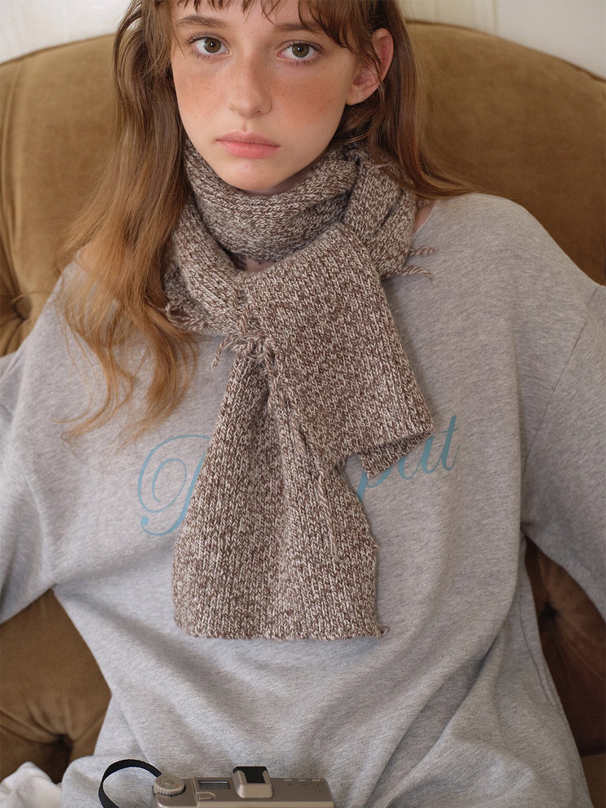 Écharpe tricotée laine et nylon, texture chinée douce, longue écharpe hiver, bords effilochés tendance, modèle Snachie - Écharpe - Gris