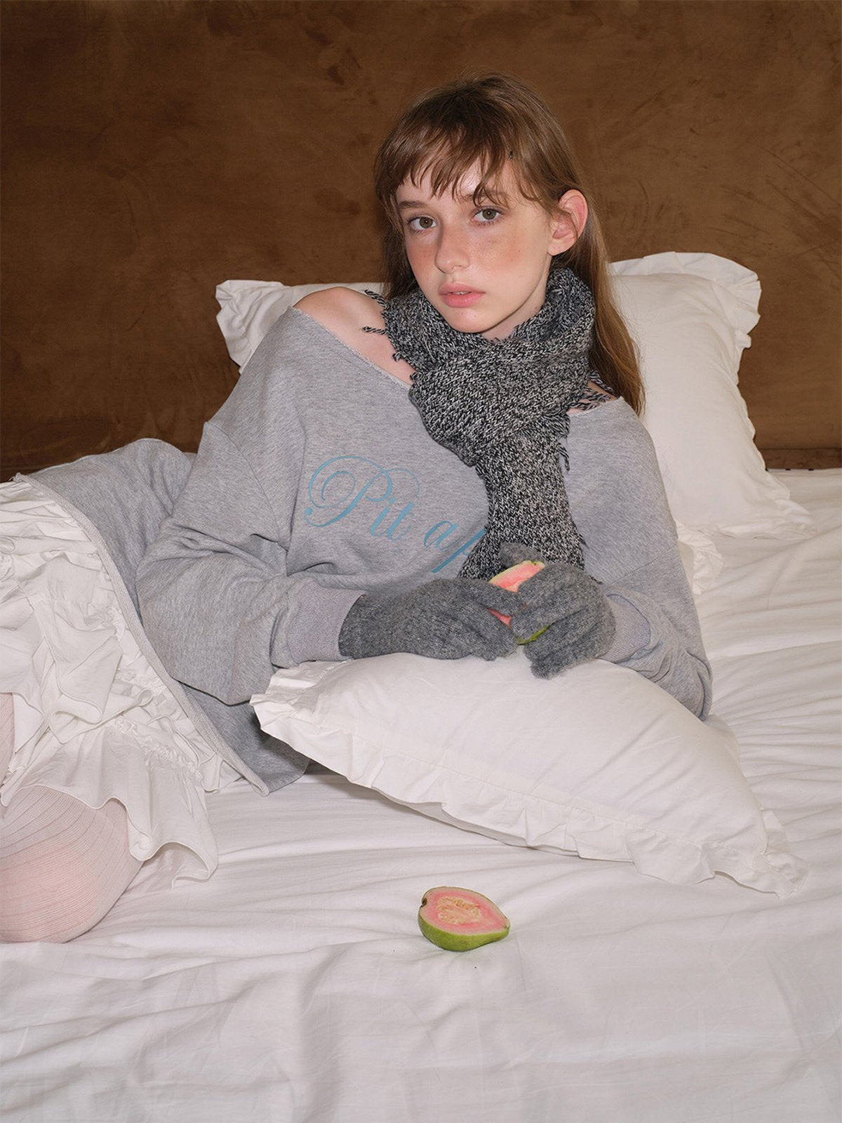 Écharpe tricotée laine et nylon, texture chinée douce, longue écharpe hiver, bords effilochés tendance, modèle Snachie - Écharpe - Gris foncé