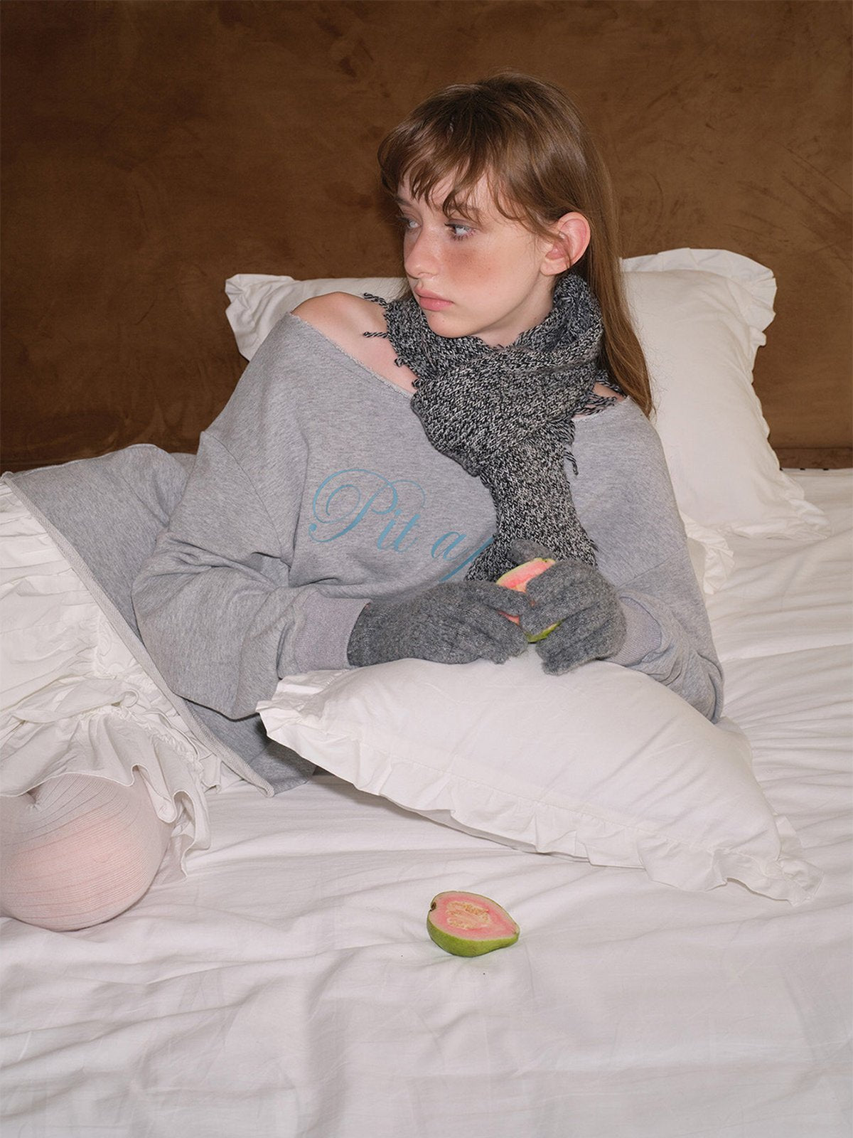 Écharpe tricotée laine et nylon, texture chinée douce, longue écharpe hiver, bords effilochés tendance, modèle Snachie - Écharpe - Gris foncé