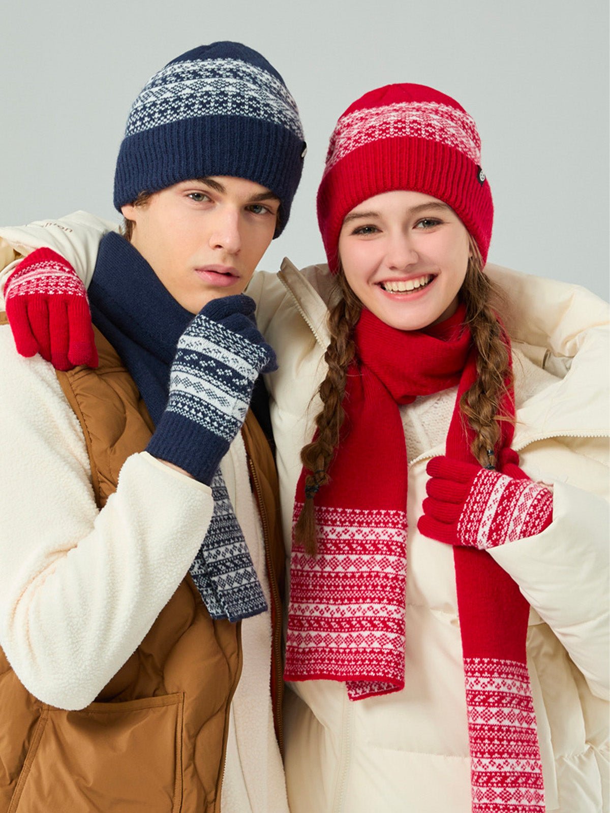 Ensemble bonnet écharpe gants, tricot jacquard hiver, motif nordique, chaud et doux, pour homme et femme, toucher polaire, maille épaisse, look hivernal moderne, modèle Plastie - Écharpe - Rouge