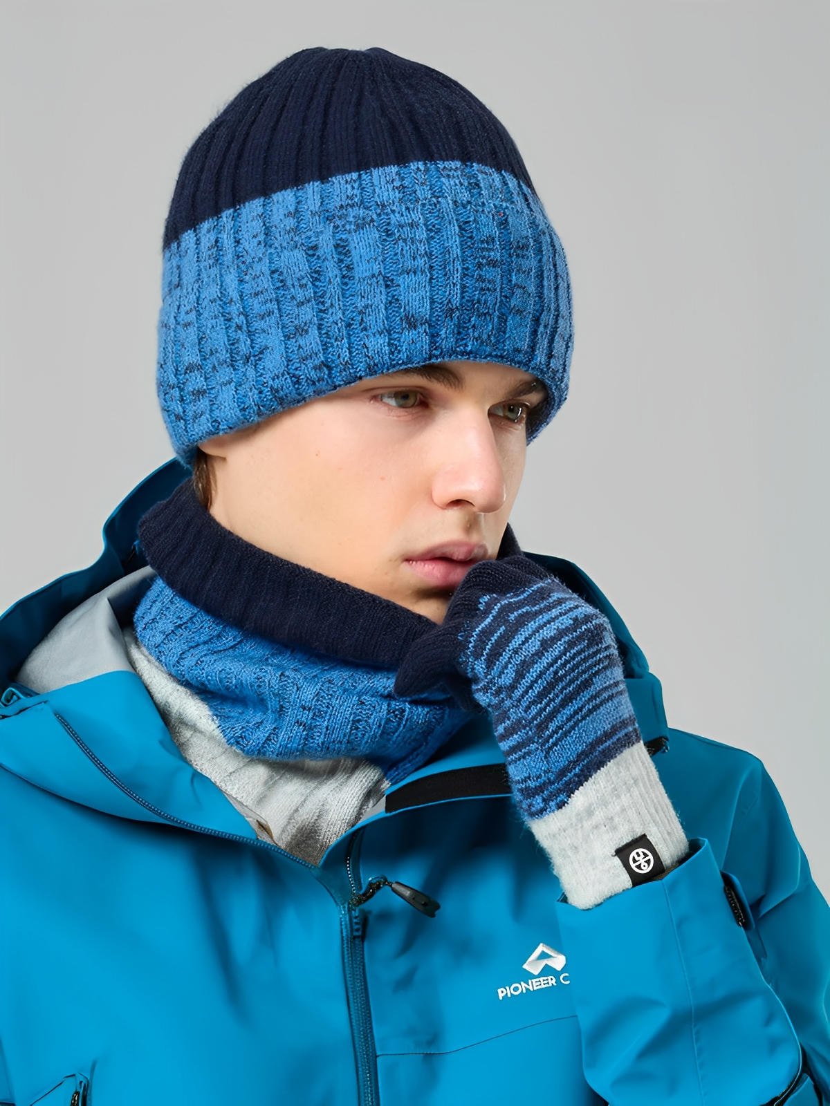 Ensemble bonnet tour de cou et gants homme femme, tricoté chaud doux, intérieur polaire, coupe - vent, toucher moelleux, motif dégradé, hiver grand froid, modèle Énime - Écharpe - Bleu
