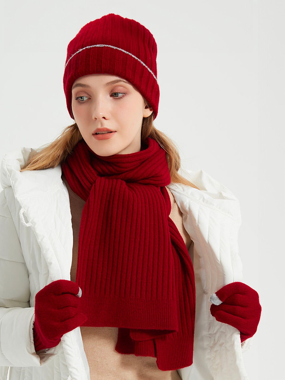 Ensemble d'hiver pure laine, bonnet côtelé, écharpe longue, gants tactiles, chaud confortable, style minimaliste, look unisexe, idéal grand froid, modèle Naeko - Écharpe - Bordeaux