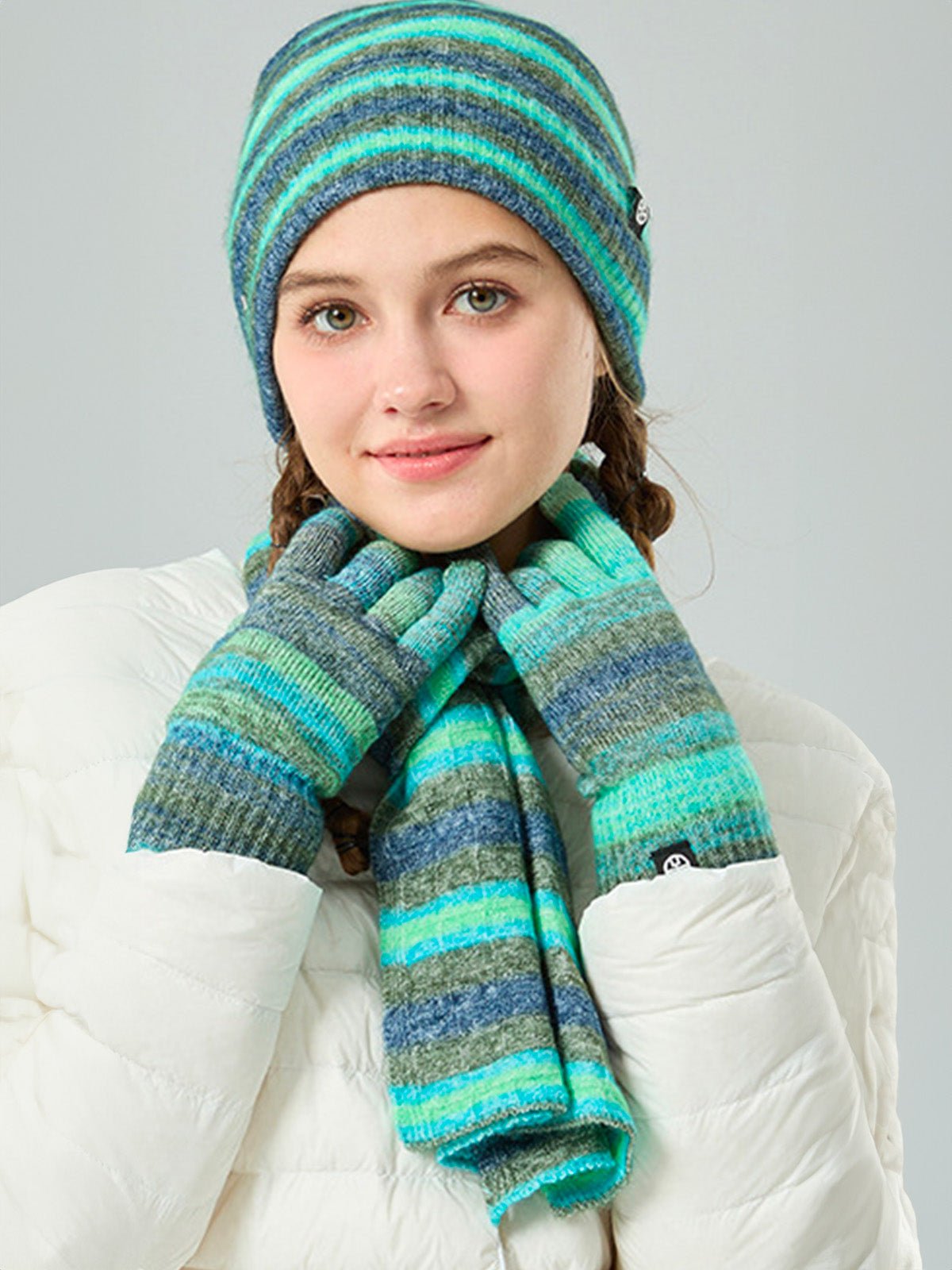 Ensemble hiver 3 pièces femme, bonnet rayé doux, écharpe longue chaude, gants tactiles assortis, tricot épais, motif dégradé, look cocooning, modèle Tedam - Écharpe - Vert