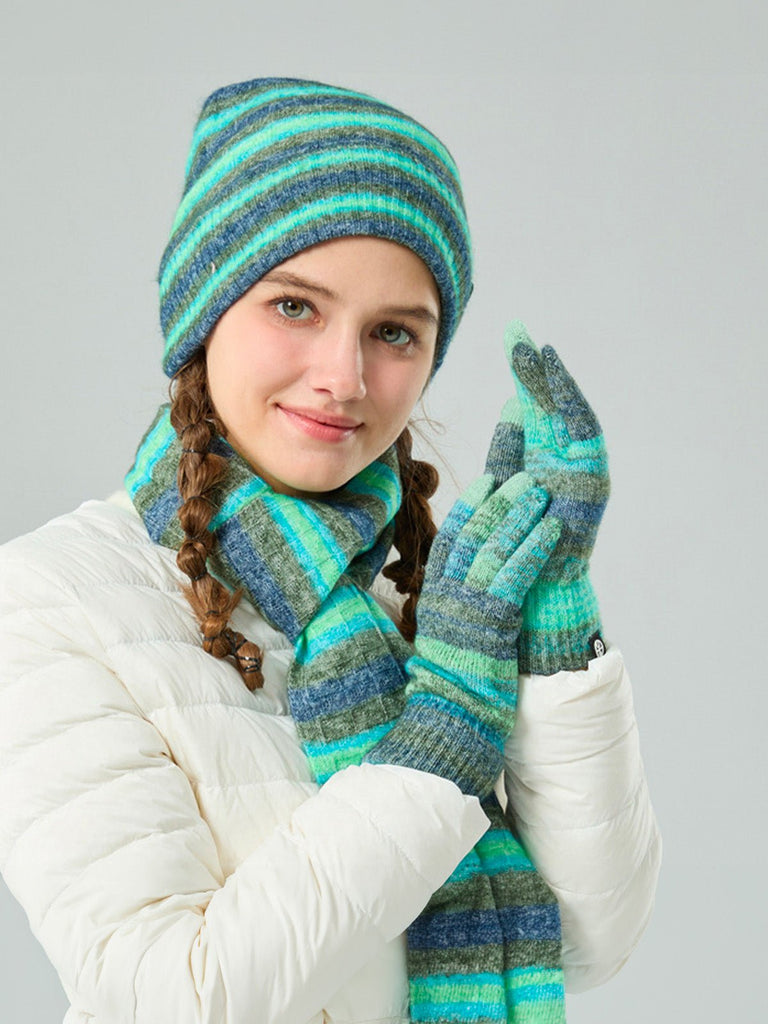Ensemble hiver 3 pièces femme, bonnet rayé doux, écharpe longue chaude, gants tactiles assortis, tricot épais, motif dégradé, look cocooning, modèle Tedam - Écharpe - Vert