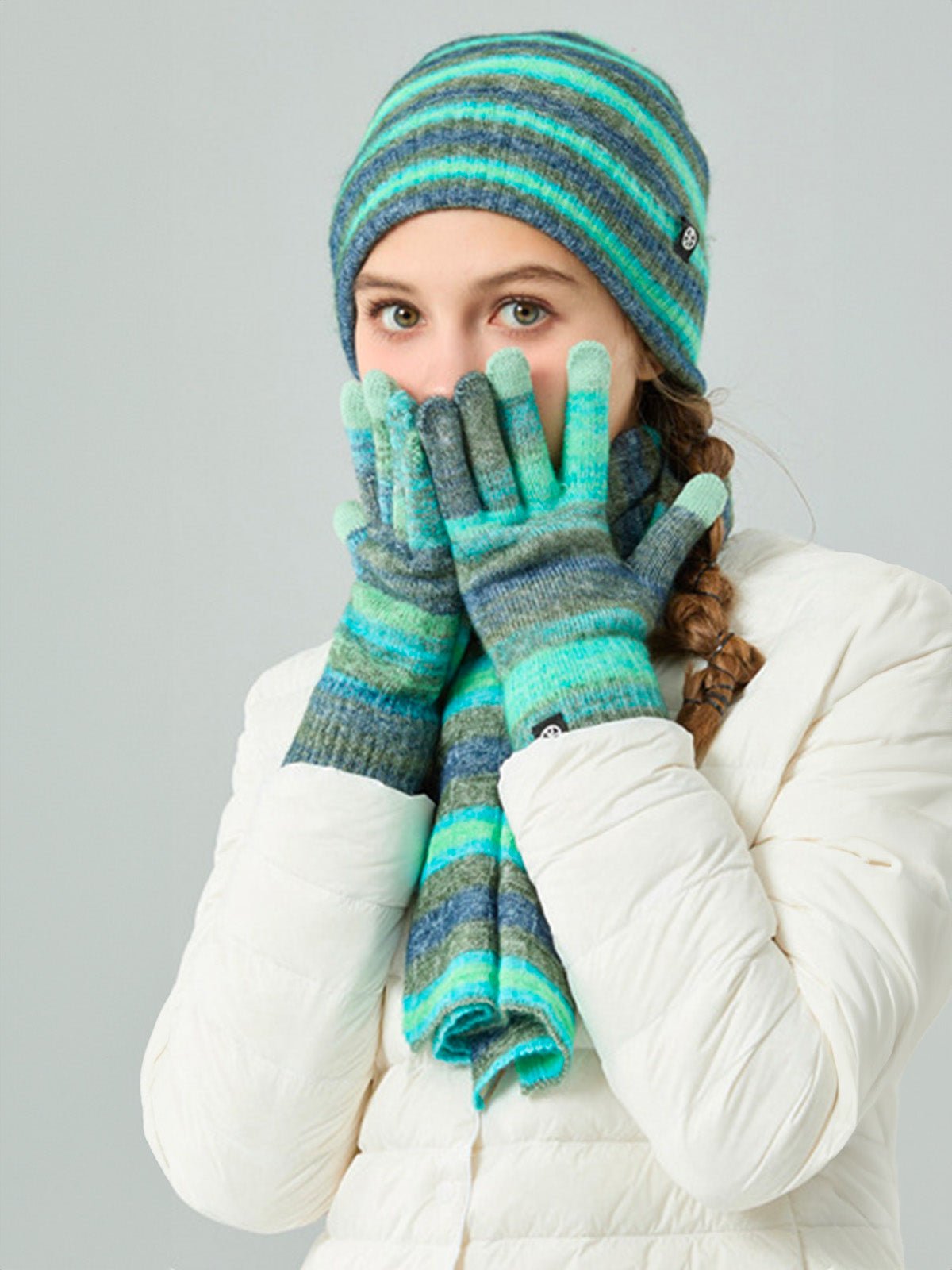 Ensemble hiver 3 pièces femme, bonnet rayé doux, écharpe longue chaude, gants tactiles assortis, tricot épais, motif dégradé, look cocooning, modèle Tedam - Écharpe - Vert