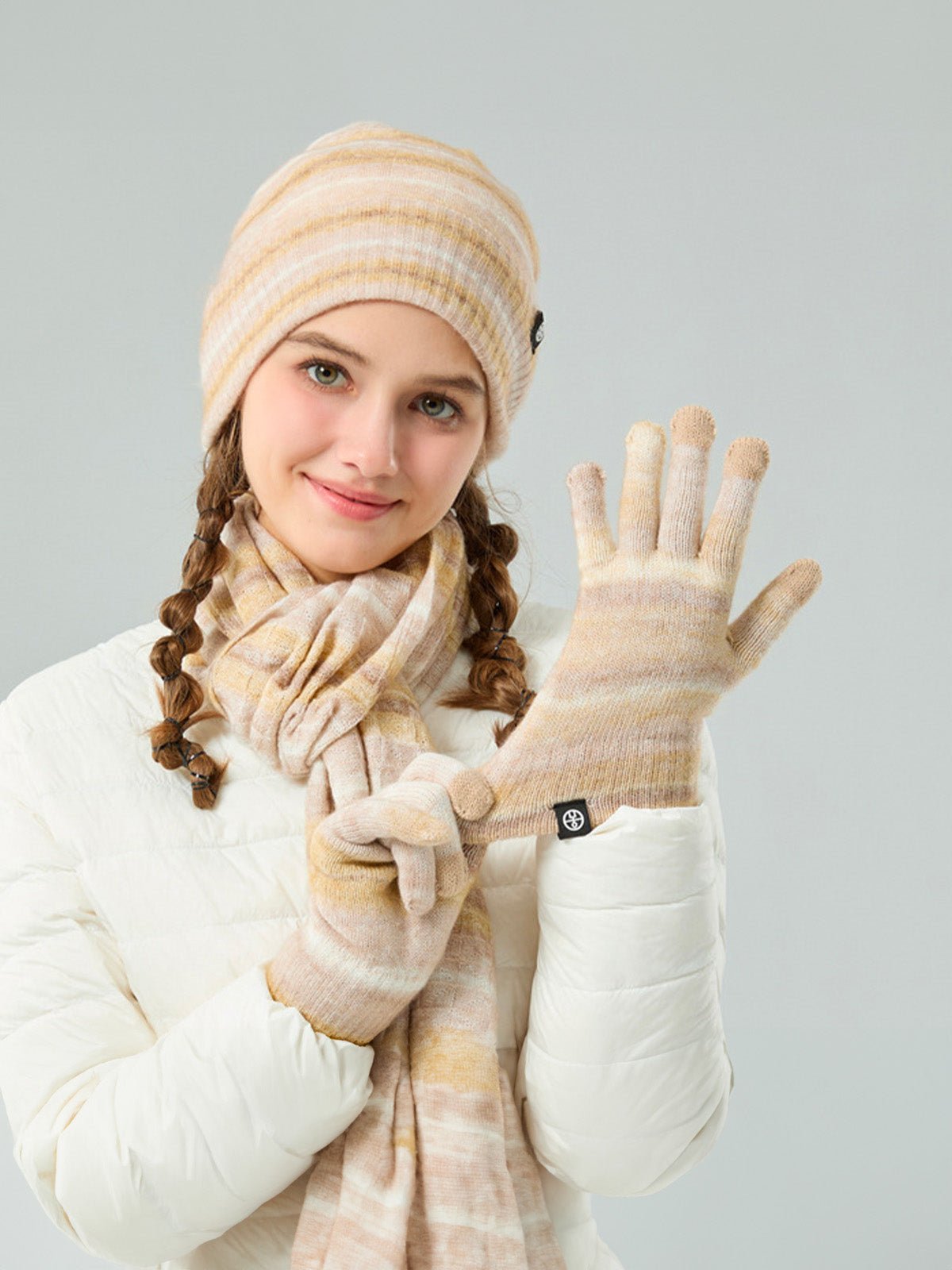 Ensemble hiver 3 pièces femme, bonnet rayé doux, écharpe longue chaude, gants tactiles assortis, tricot épais, motif dégradé, look cocooning, modèle Tedam - Écharpe - Beige