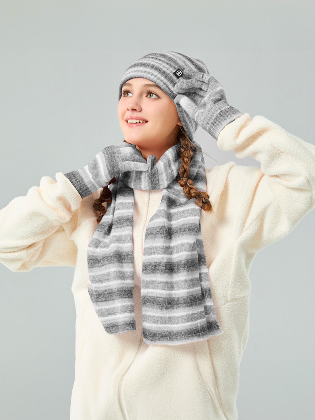 Ensemble hiver 3 pièces femme, bonnet rayé doux, écharpe longue chaude, gants tactiles assortis, tricot épais, motif dégradé, look cocooning, modèle Tedam - Écharpe - Gris