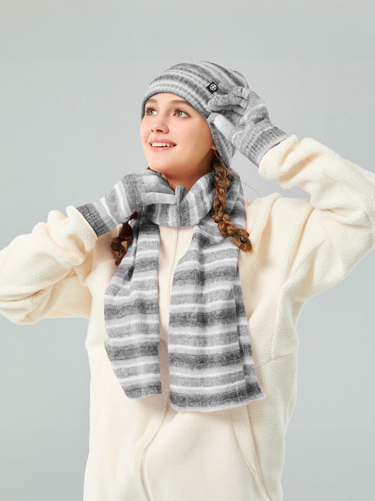 Ensemble hiver 3 pièces femme, bonnet rayé doux, écharpe longue chaude, gants tactiles assortis, tricot épais, motif dégradé, look cocooning, modèle Tedam - Écharpe - Gris