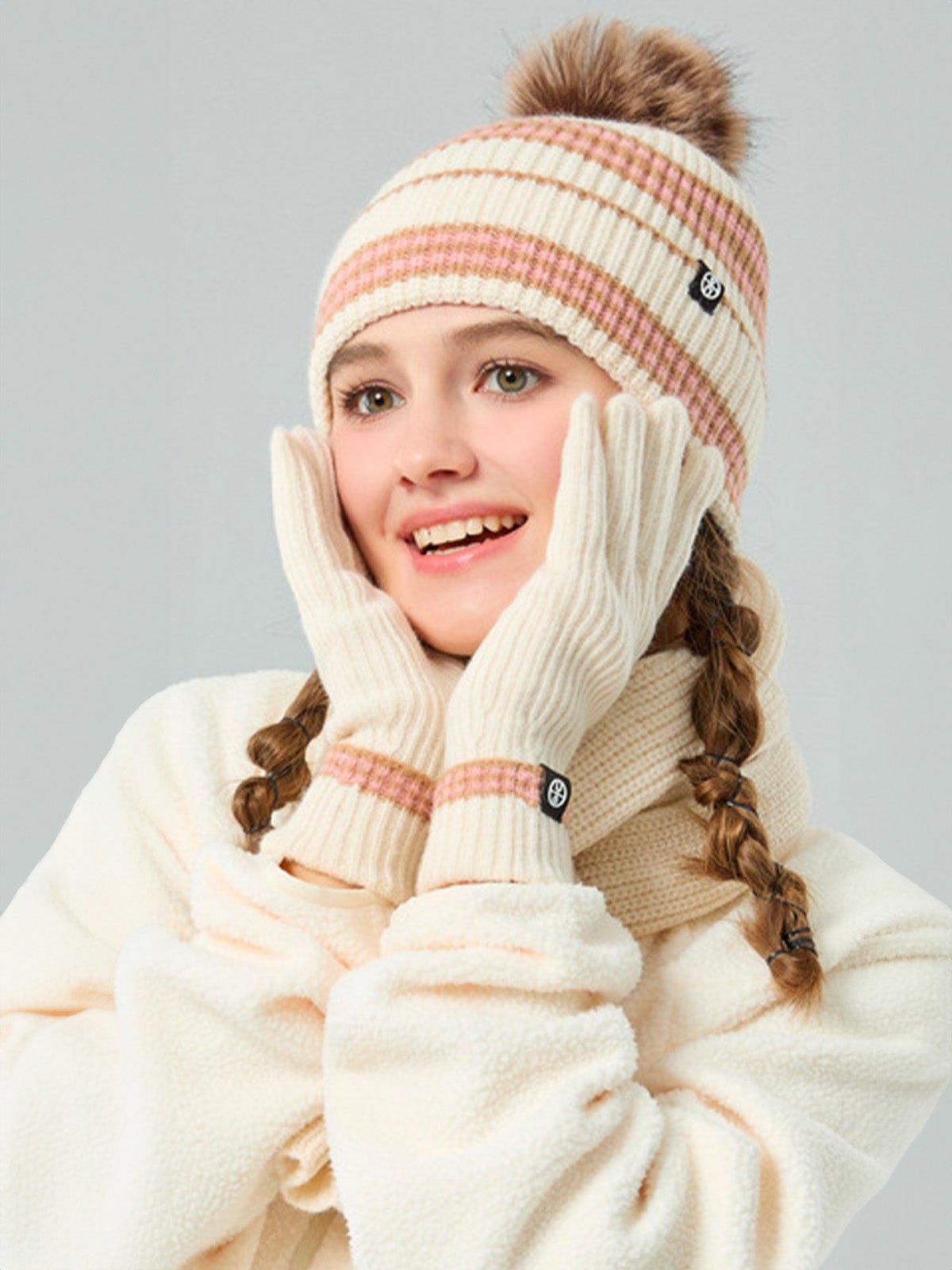 Ensemble hiver tricoté, bonnet rayé avec pompon amovible, écharpe assortie douce et chaude, gants tactiles confortables, look cocooning pour grands froids, modèle Hotcho - Écharpe - Blanc