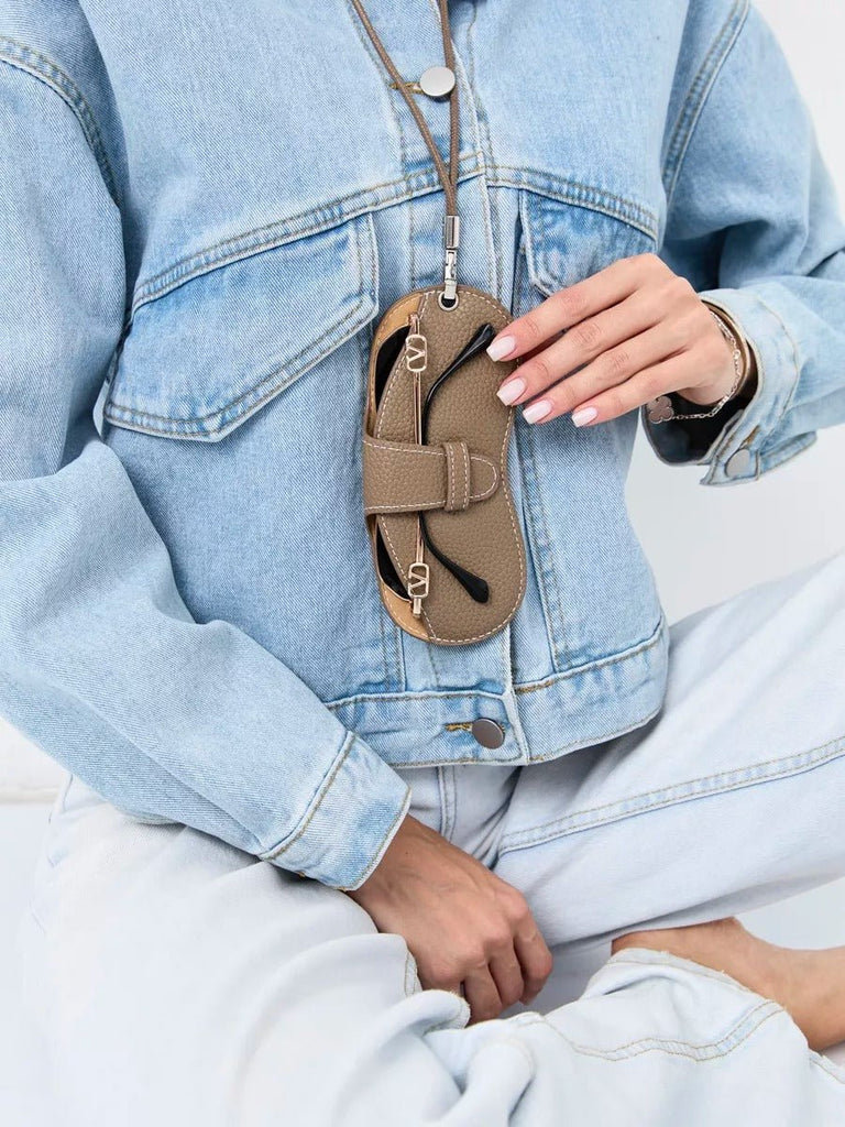 Étui lunettes simili vegan, porte - lunettes tour de cou, étui souple compact, accessoire lunettes mode, pochette lunettes femme, modèle Evelina - Coffret - Taupe