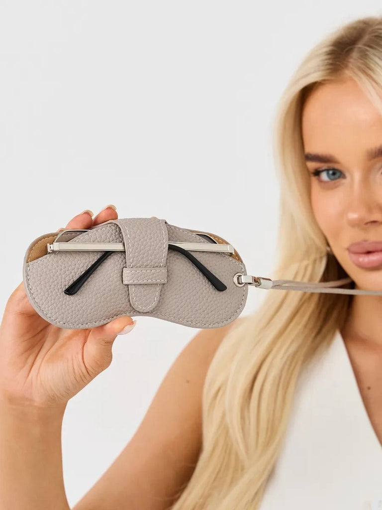 Étui lunettes simili vegan, porte - lunettes tour de cou, étui souple compact, accessoire lunettes mode, pochette lunettes femme, modèle Evelina - Coffret - Gris