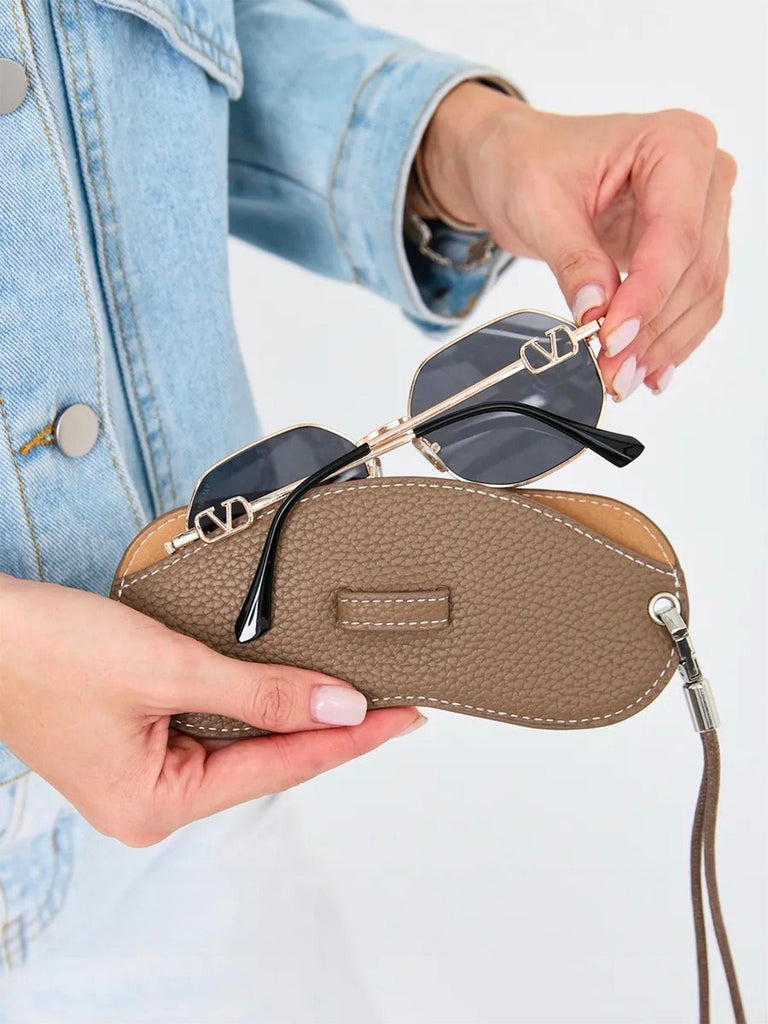 Étui lunettes simili vegan, porte - lunettes tour de cou, étui souple compact, accessoire lunettes mode, pochette lunettes femme, modèle Evelina - Coffret - Taupe