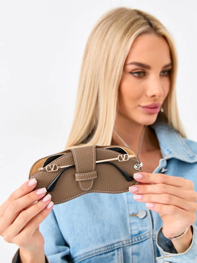 Étui lunettes simili vegan, porte - lunettes tour de cou, étui souple compact, accessoire lunettes mode, pochette lunettes femme, modèle Evelina - Coffret - Taupe