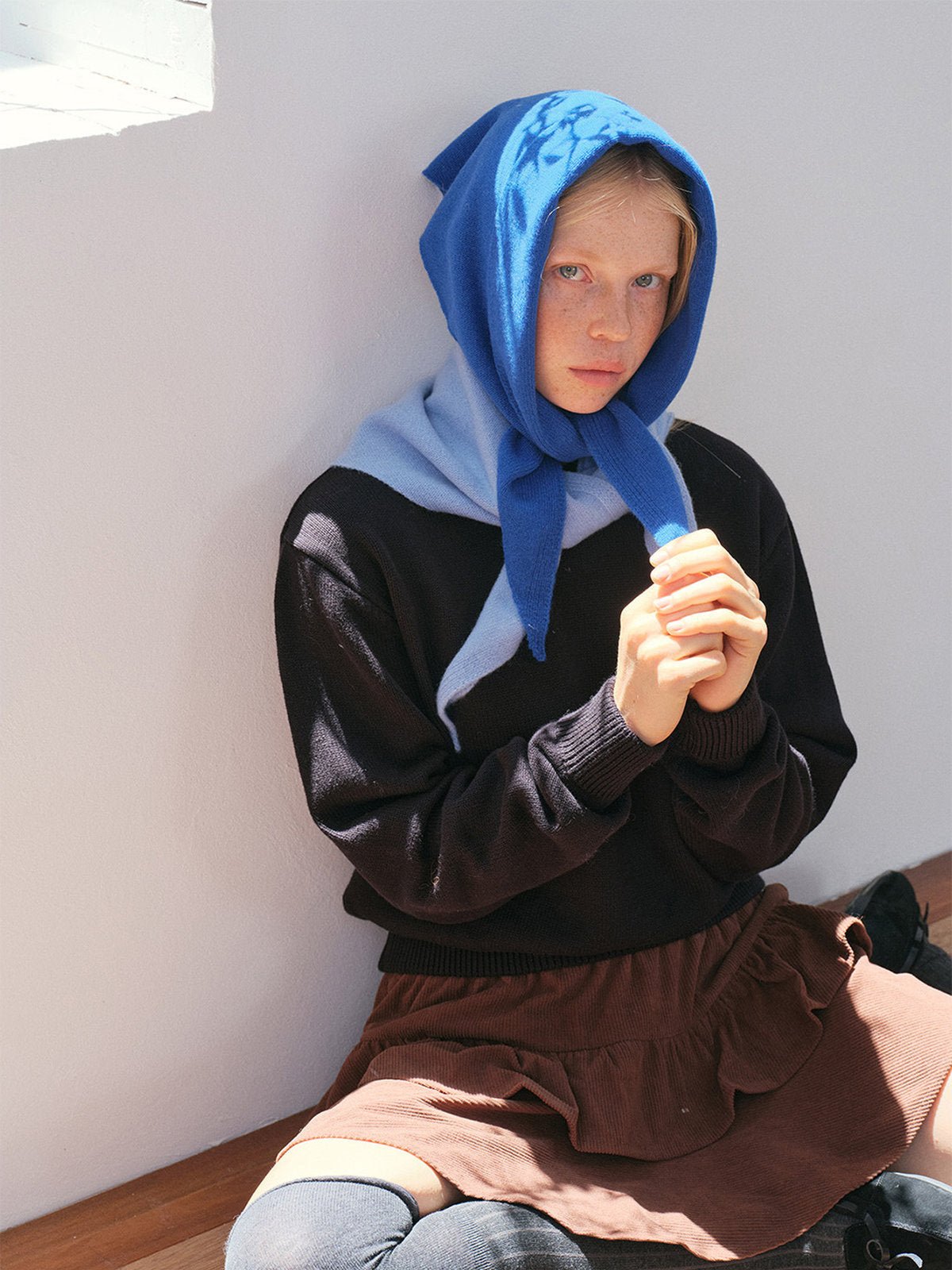 Foulard capuche en laine, foulard triangle à nouer, couvre - chef doux et chaud, accessoire laine hiver, foulard style rétro moderne, modèle Lasmi - Écharpe - Bleu