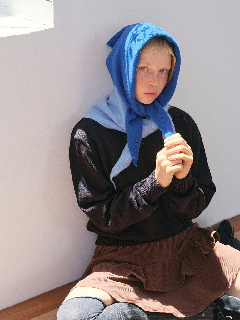 Foulard capuche en laine, foulard triangle à nouer, couvre - chef doux et chaud, accessoire laine hiver, foulard style rétro moderne, modèle Lasmi - Écharpe - Bleu