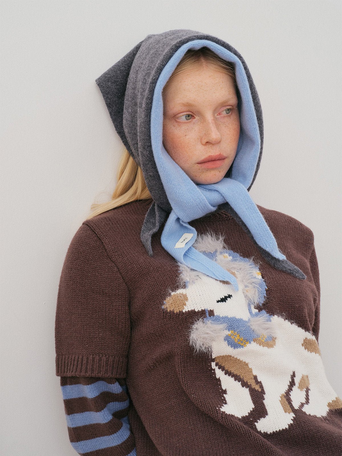 Foulard capuche en laine, foulard triangle à nouer, couvre - chef doux et chaud, accessoire laine hiver, foulard style rétro moderne, modèle Lasmi - Écharpe - Gris foncé