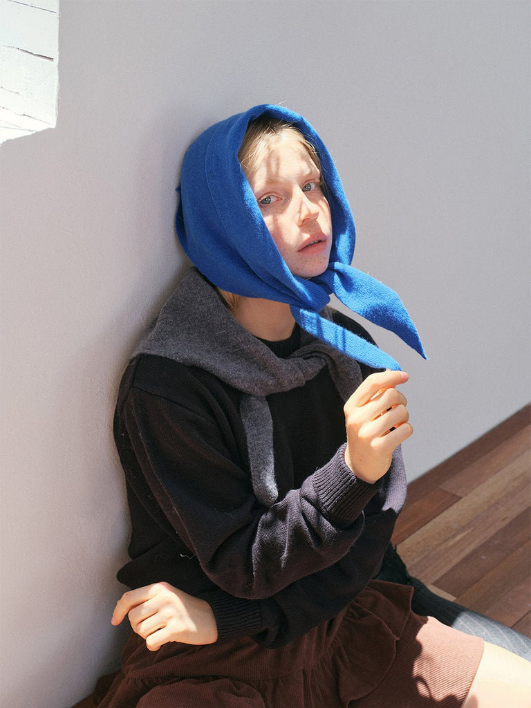 Foulard capuche en laine, foulard triangle à nouer, couvre - chef doux et chaud, accessoire laine hiver, foulard style rétro moderne, modèle Lasmi - Écharpe - Bleu