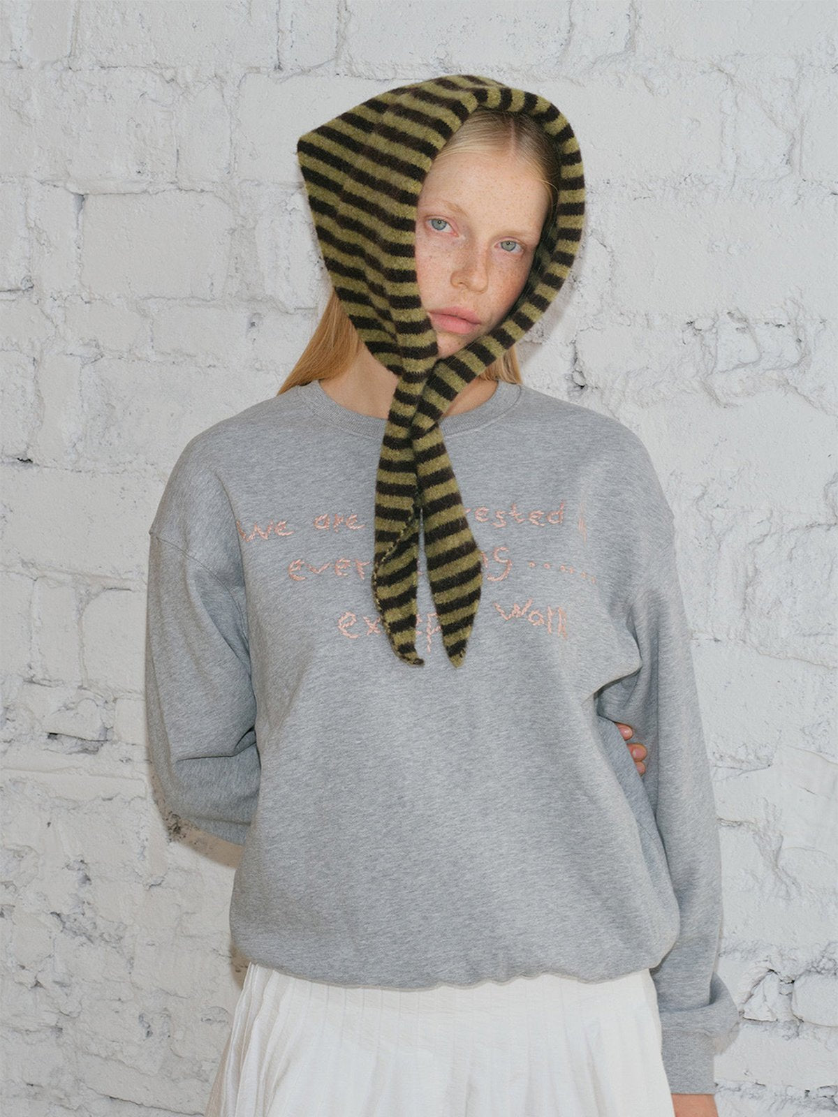 Foulard capuche rayé, bonnet noué duveteux, accessoire d'hiver original, écharpe à nouer rayée, couvre - chef doux fantaisie, foulard laine polyester, capuche rayée chaude, modèle Gimsa - Écharpe - Noir et jaune