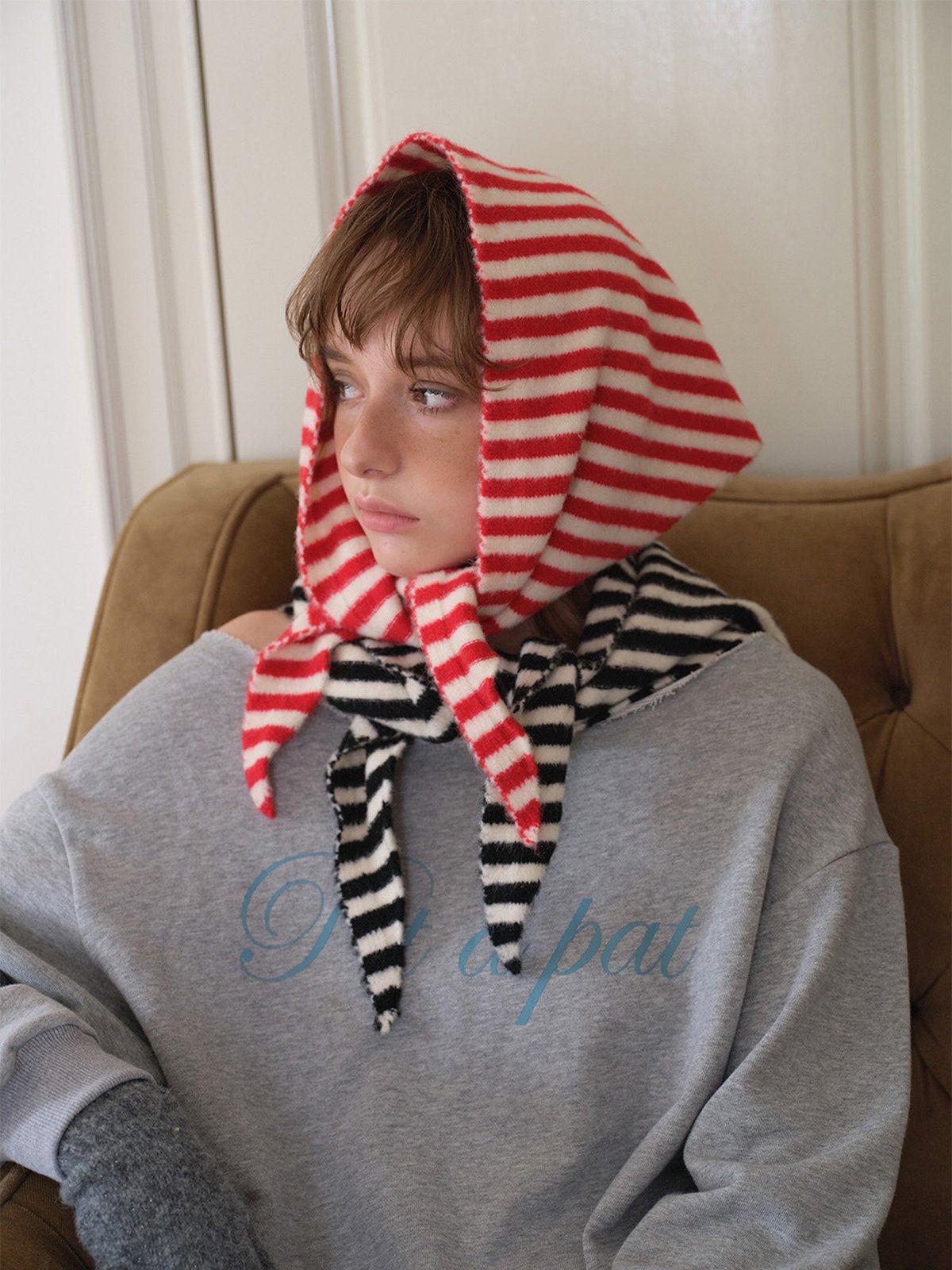 Foulard capuche rayé, bonnet noué duveteux, accessoire d'hiver original, écharpe à nouer rayée, couvre - chef doux fantaisie, foulard laine polyester, capuche rayée chaude, modèle Gimsa - Écharpe - Noir et blanc