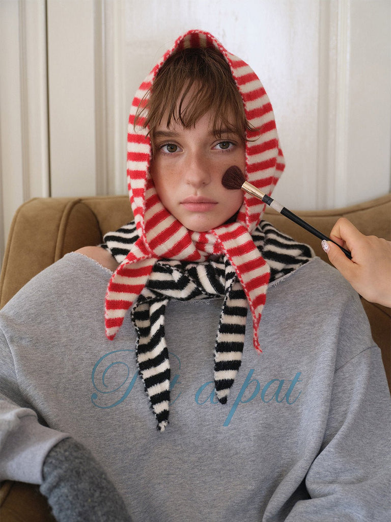 Foulard capuche rayé, bonnet noué duveteux, accessoire d'hiver original, écharpe à nouer rayée, couvre - chef doux fantaisie, foulard laine polyester, capuche rayée chaude, modèle Gimsa - Écharpe - Rouge et blanc