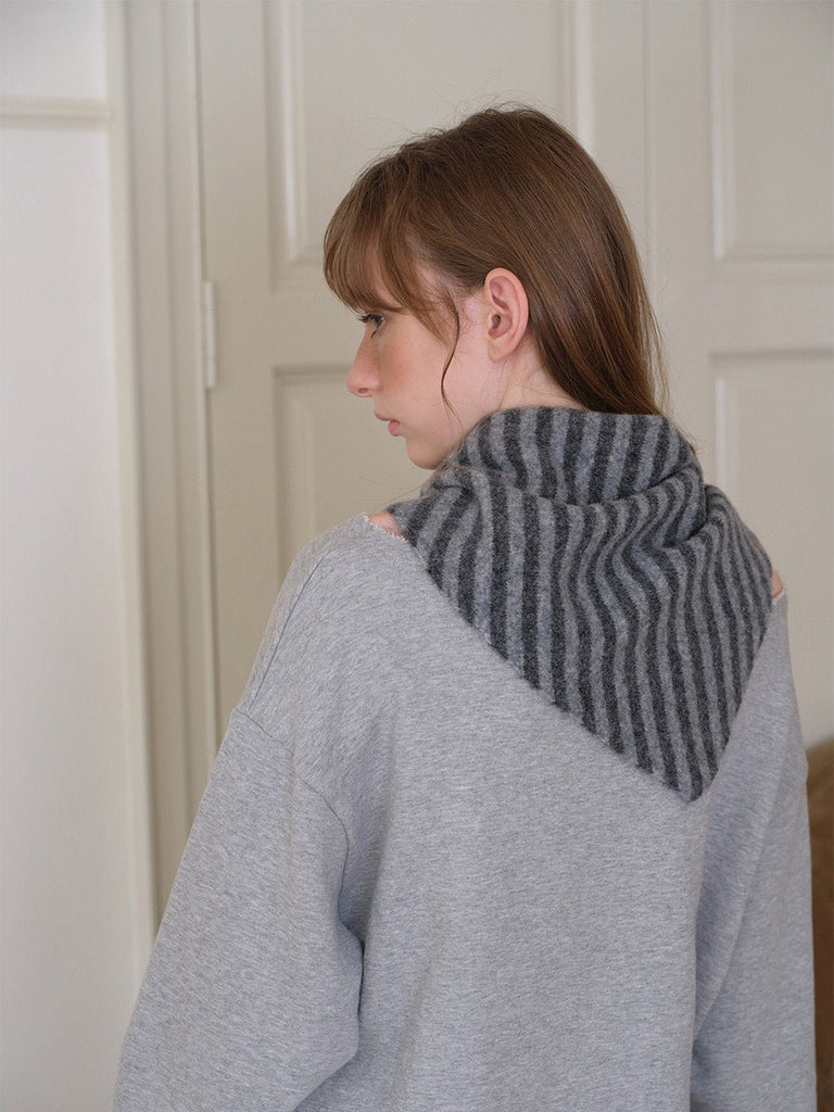 Foulard capuche rayé, bonnet noué duveteux, accessoire d'hiver original, écharpe à nouer rayée, couvre - chef doux fantaisie, foulard laine polyester, capuche rayée chaude, modèle Gimsa - Écharpe - Gris