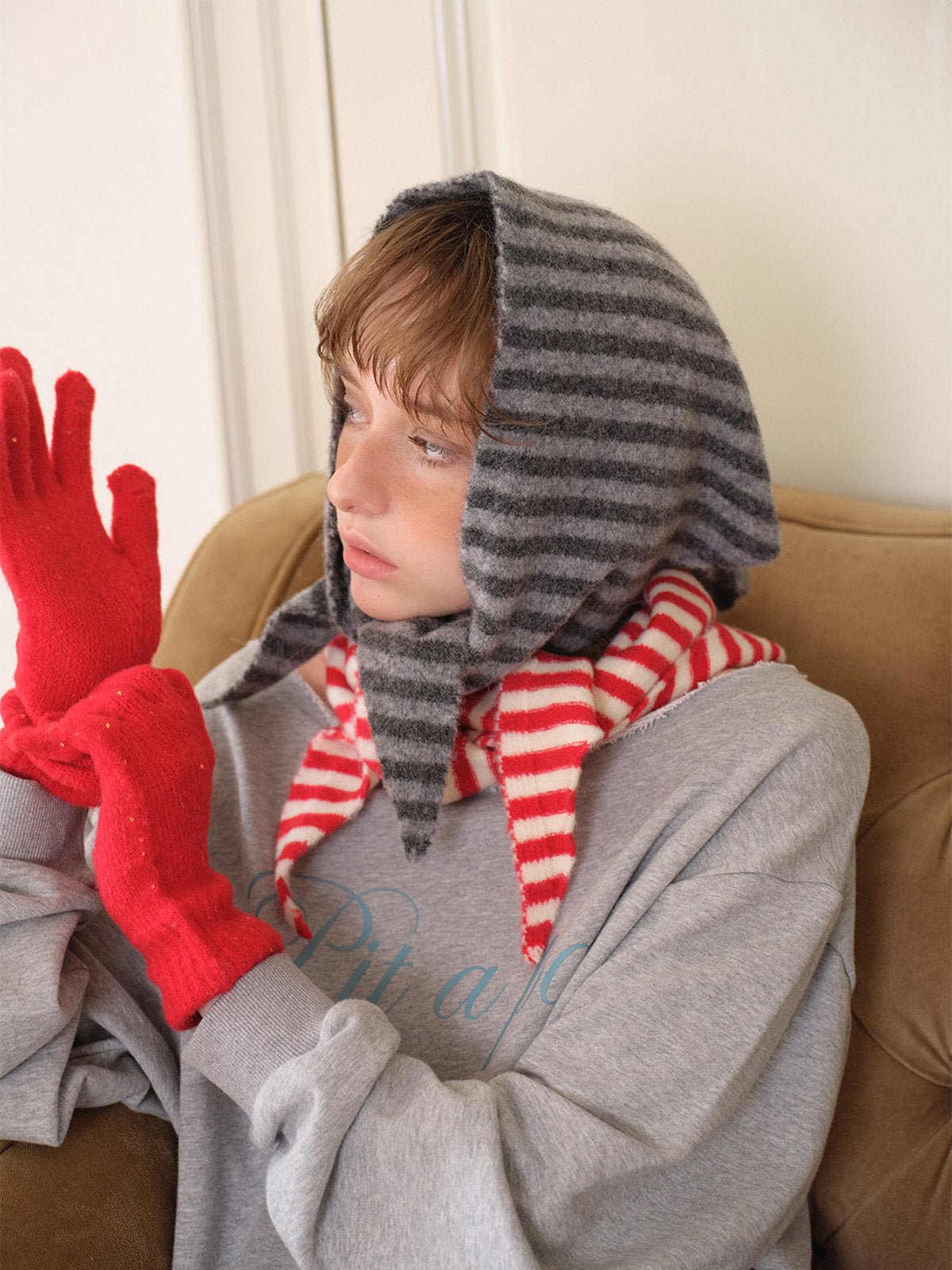 Foulard capuche rayé, bonnet noué duveteux, accessoire d'hiver original, écharpe à nouer rayée, couvre - chef doux fantaisie, foulard laine polyester, capuche rayée chaude, modèle Gimsa - Écharpe - Rouge et blanc