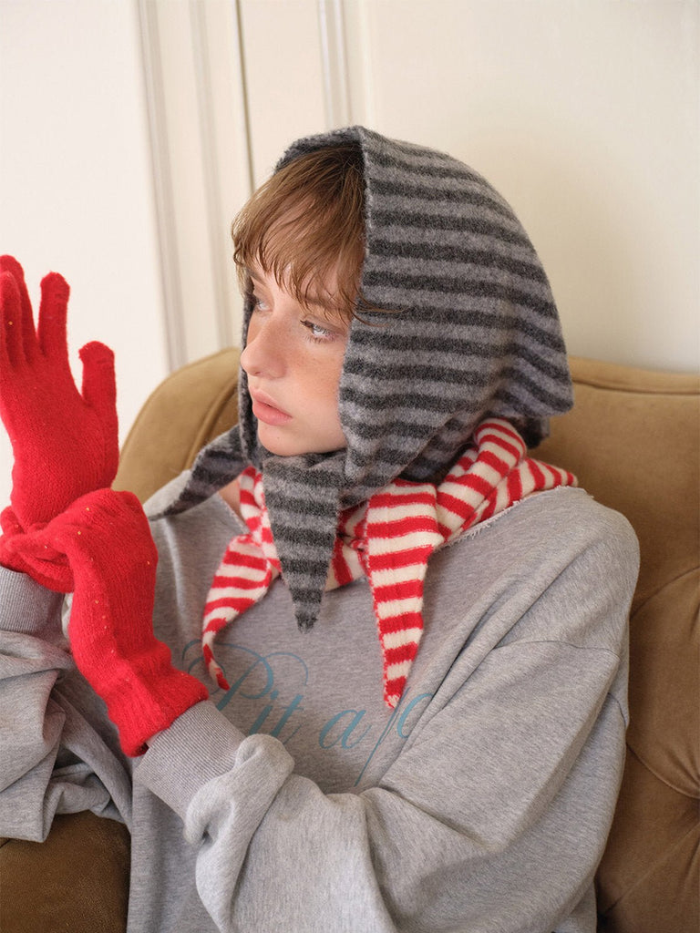 Foulard capuche rayé, bonnet noué duveteux, accessoire d'hiver original, écharpe à nouer rayée, couvre - chef doux fantaisie, foulard laine polyester, capuche rayée chaude, modèle Gimsa - Écharpe - Rouge et blanc