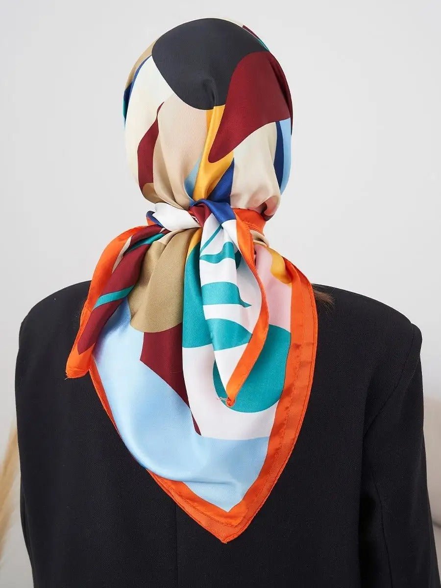 Foulard carré 70x70, soyeux au toucher, imprimé floral multicolore, bordure orange vive, accessoire mode polyvalent, modèle Kalya - Écharpe - Multicolore