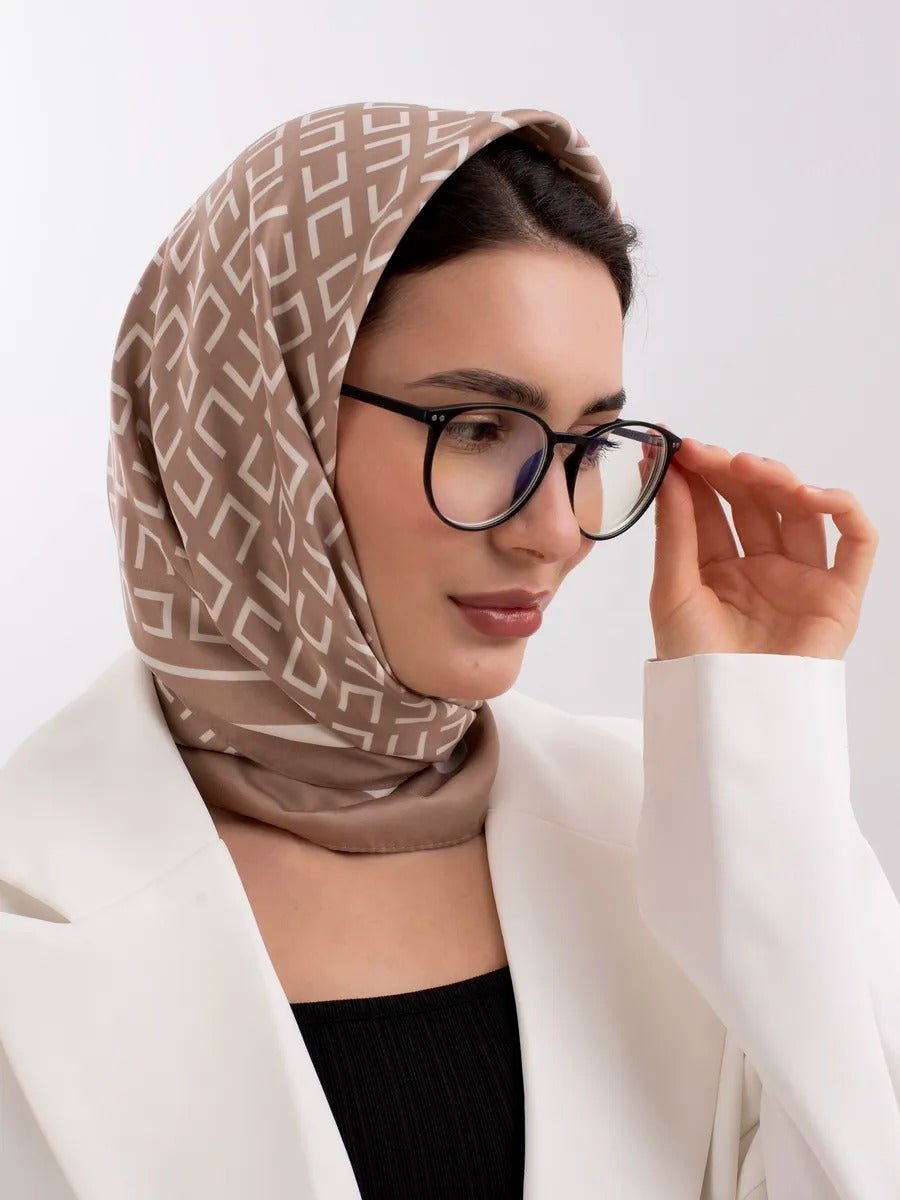 Foulard carré 90x90, motif géométrique beige, soyeux et fluide, accessoire chic femme, style printemps été, idée cadeau raffinée, modèle Calime - Écharpe - Beige