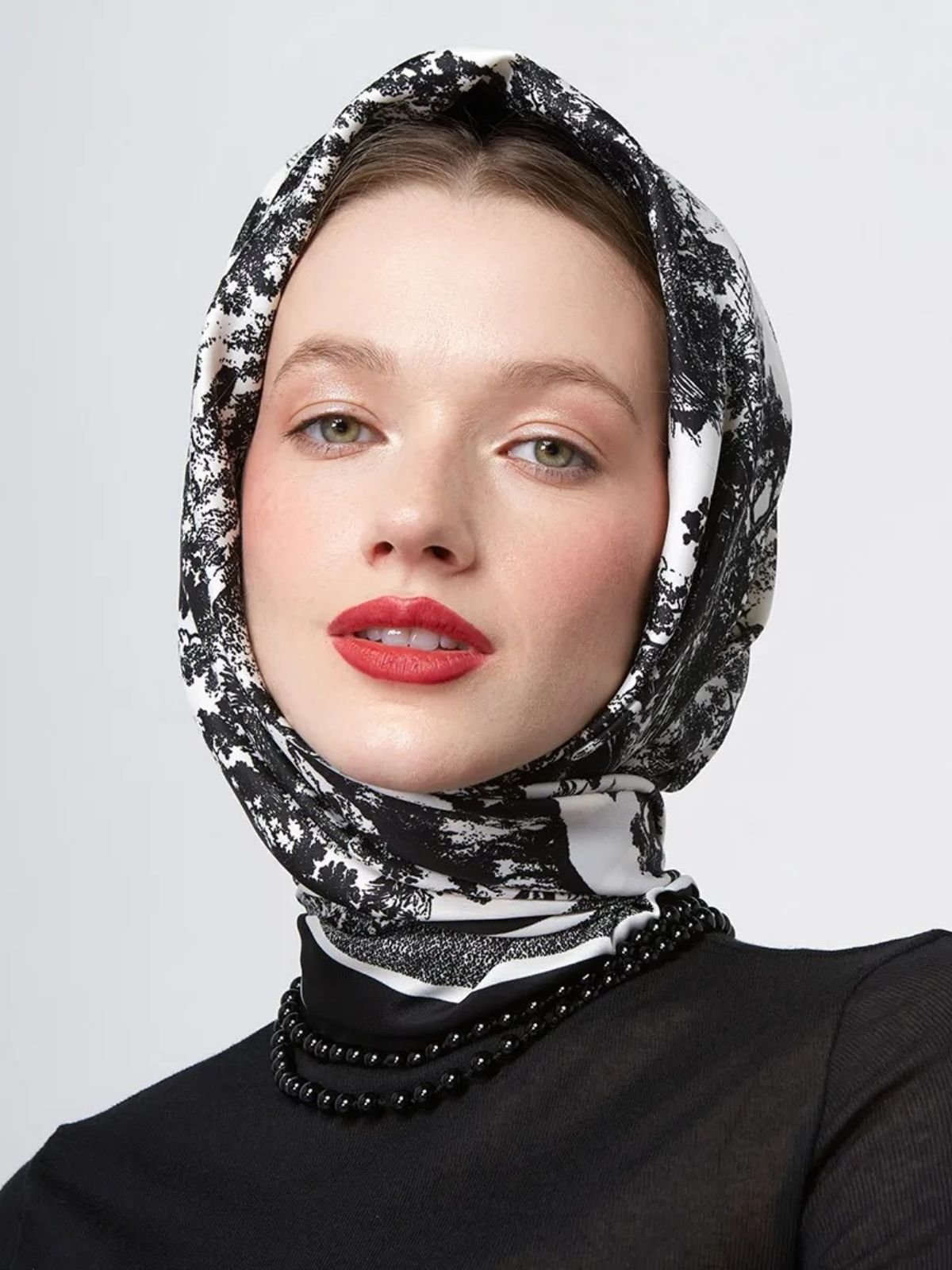 Foulard carré aspect soie noir et blanc, accessoire femme printemps été, pour tête ou cou, style chic et graphique, imprimé forêt baroque, grand format léger, modèle Christina - Écharpe - Blanc