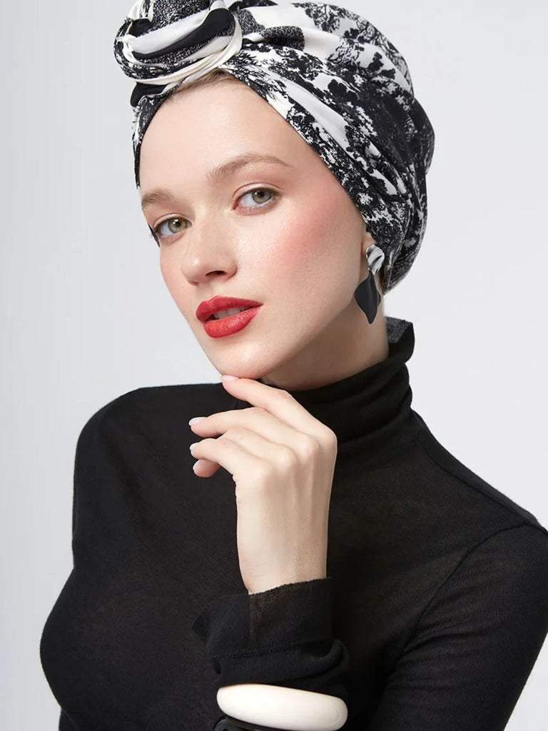Foulard carré aspect soie noir et blanc, accessoire femme printemps été, pour tête ou cou, style chic et graphique, imprimé forêt baroque, grand format léger, modèle Christina - Écharpe - Blanc