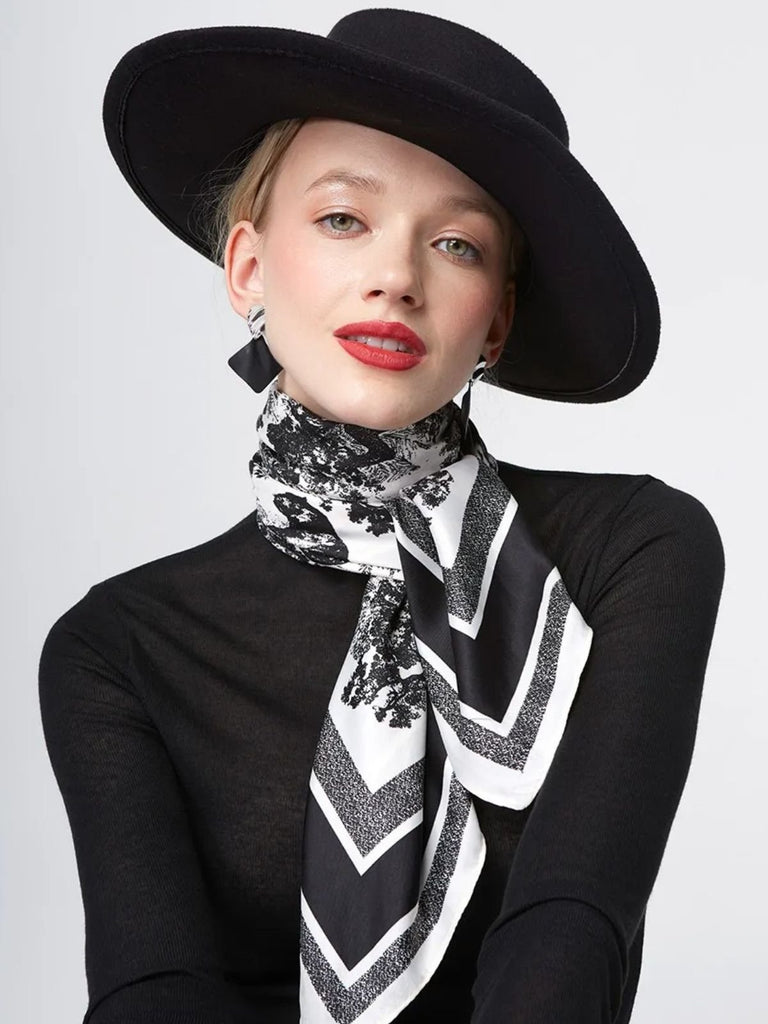 Foulard carré aspect soie noir et blanc, accessoire femme printemps été, pour tête ou cou, style chic et graphique, imprimé forêt baroque, grand format léger, modèle Christina - Écharpe - Blanc