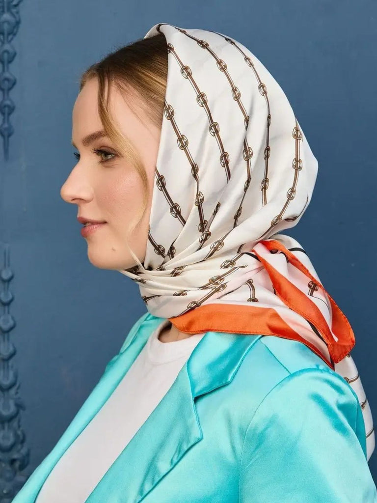 Foulard carré aspect soie synthétique, imprimé chaîne géométrique, blanc rouge noir, bordure orange vif, accessoire polyvalent femme, 90x90 cm, modèle Marina - Écharpe - Blanc