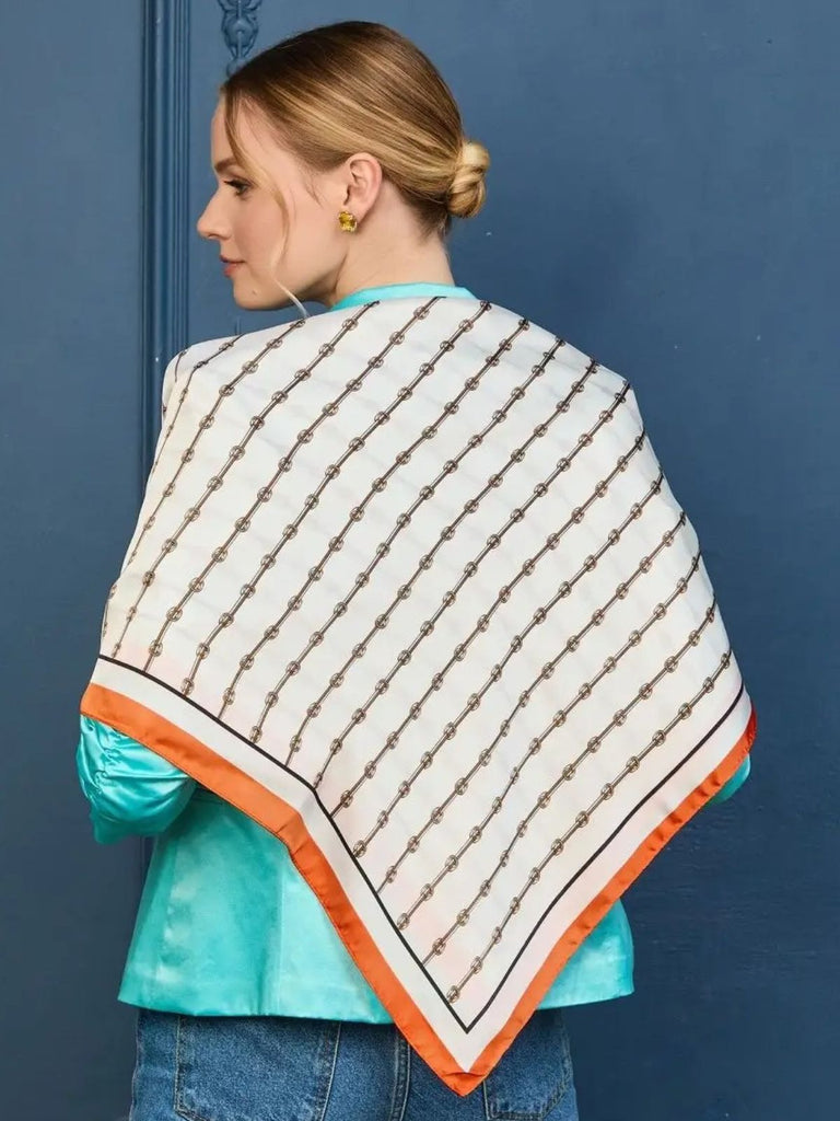 Foulard carré aspect soie synthétique, imprimé chaîne géométrique, blanc rouge noir, bordure orange vif, accessoire polyvalent femme, 90x90 cm, modèle Marina - Écharpe - Blanc