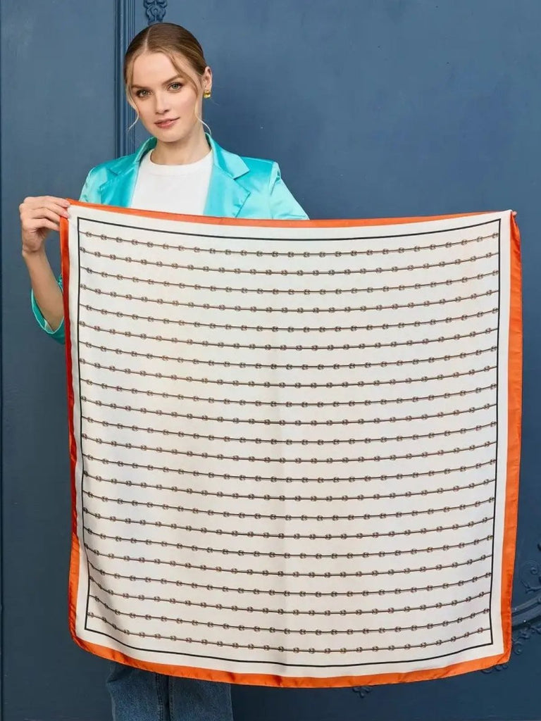 Foulard carré aspect soie synthétique, imprimé chaîne géométrique, blanc rouge noir, bordure orange vif, accessoire polyvalent femme, 90x90 cm, modèle Marina - Écharpe - Blanc