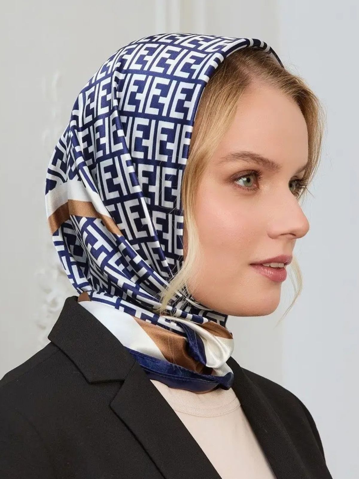 Foulard carré effet satiné, imprimé géométrique bleu blanc beige, 90x90 cm, foulard cheveux, écharpe cou, bandeau, accessoire mode femme, modèle Emerlinda - Écharpe - Bleu