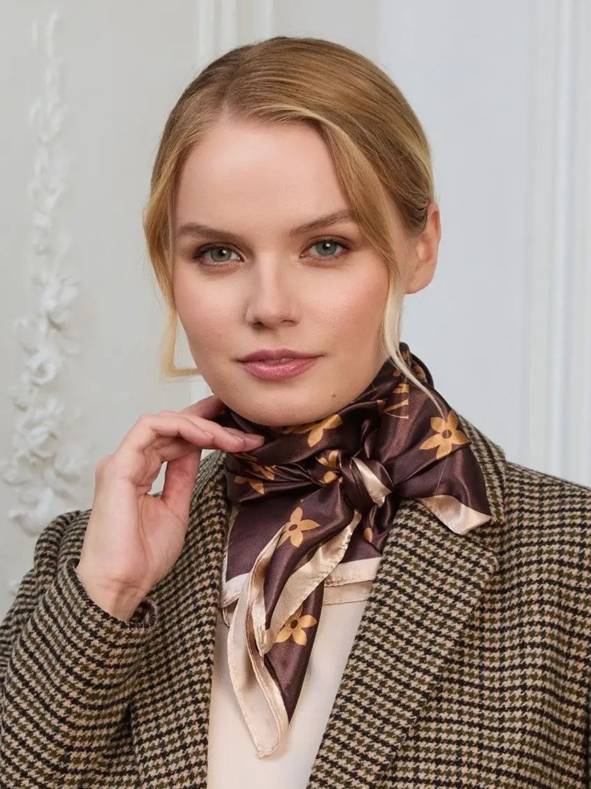 Foulard carré effet satiné marron doré, imprimé floral et lettres MY, format 90x90 cm, accessoire cheveux ou cou, modèle Rihanna - Écharpe - Marron