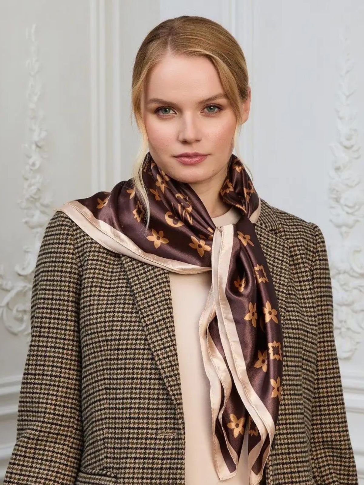 Foulard carré effet satiné marron doré, imprimé floral et lettres MY, format 90x90 cm, accessoire cheveux ou cou, modèle Rihanna - Écharpe - Marron