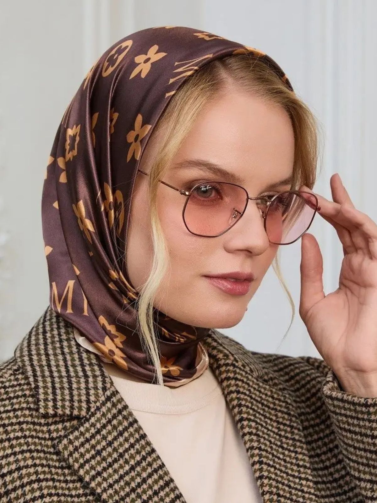 Foulard carré effet satiné marron doré, imprimé floral et lettres MY, format 90x90 cm, accessoire cheveux ou cou, modèle Rihanna - Écharpe - Marron
