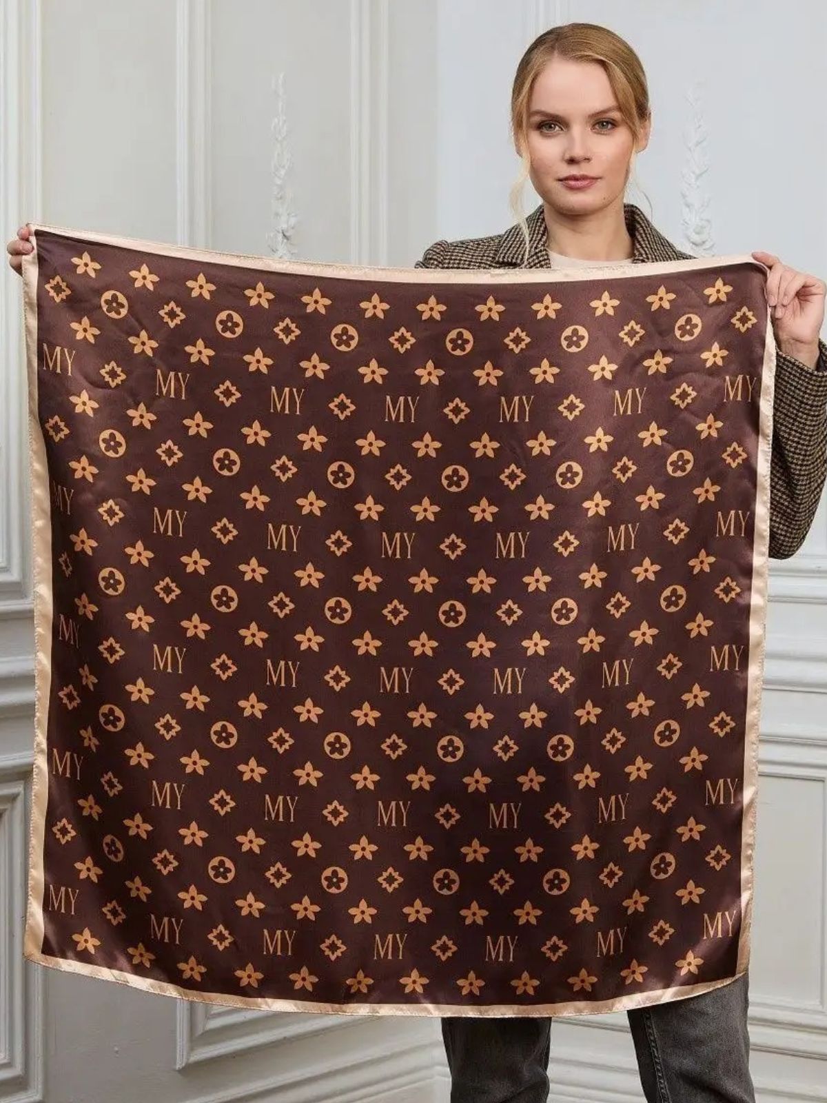Foulard carré effet satiné marron doré, imprimé floral et lettres MY, format 90x90 cm, accessoire cheveux ou cou, modèle Rihanna - Écharpe - Marron