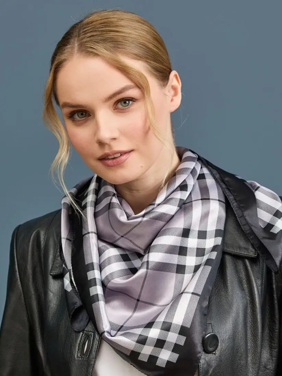 Foulard carré femme 90x90, imprimé à carreaux, soyeux et effet satiné, accessoire cheveux ou cou, gris noir blanc, foulard tendance respirant, foulard doux polyester, modèle Vannya - Écharpe - Beige