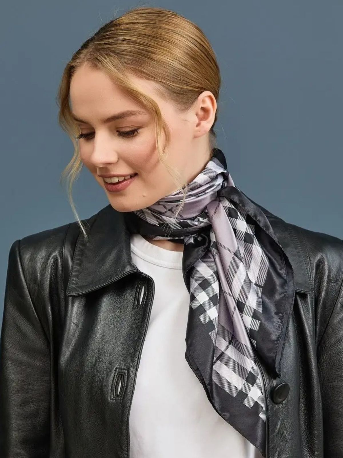 Foulard carré femme 90x90, imprimé à carreaux, soyeux et effet satiné, accessoire cheveux ou cou, gris noir blanc, foulard tendance respirant, foulard doux polyester, modèle Vannya - Écharpe - Beige