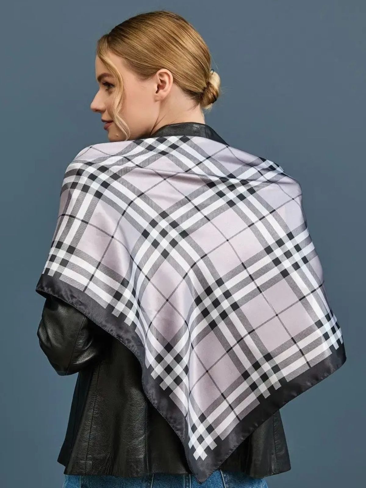 Foulard carré femme 90x90, imprimé à carreaux, soyeux et effet satiné, accessoire cheveux ou cou, gris noir blanc, foulard tendance respirant, foulard doux polyester, modèle Vannya - Écharpe - Beige