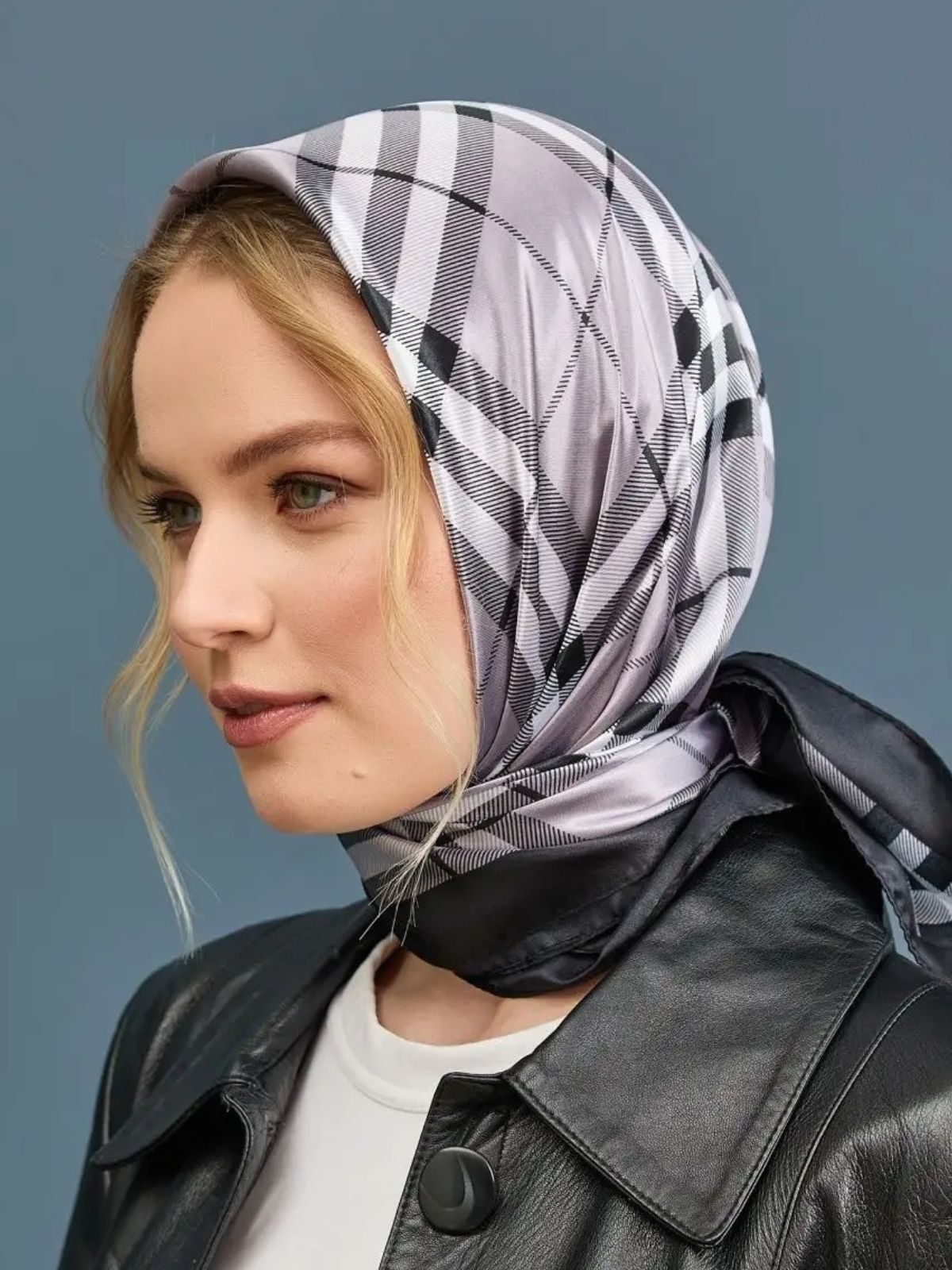 Foulard carré femme 90x90, imprimé à carreaux, soyeux et effet satiné, accessoire cheveux ou cou, gris noir blanc, foulard tendance respirant, foulard doux polyester, modèle Vannya - Écharpe - Beige