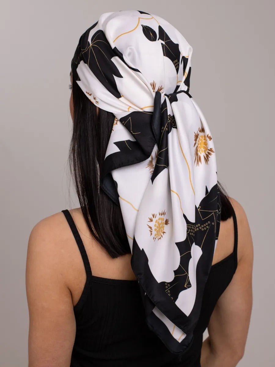 Foulard carré femme, 90x90, imprimé floral noir blanc doré, tissu soyeux léger, accessoire sac ou cou, foulard multifonction été, modèle Lilo - Écharpe - Blanc et noir
