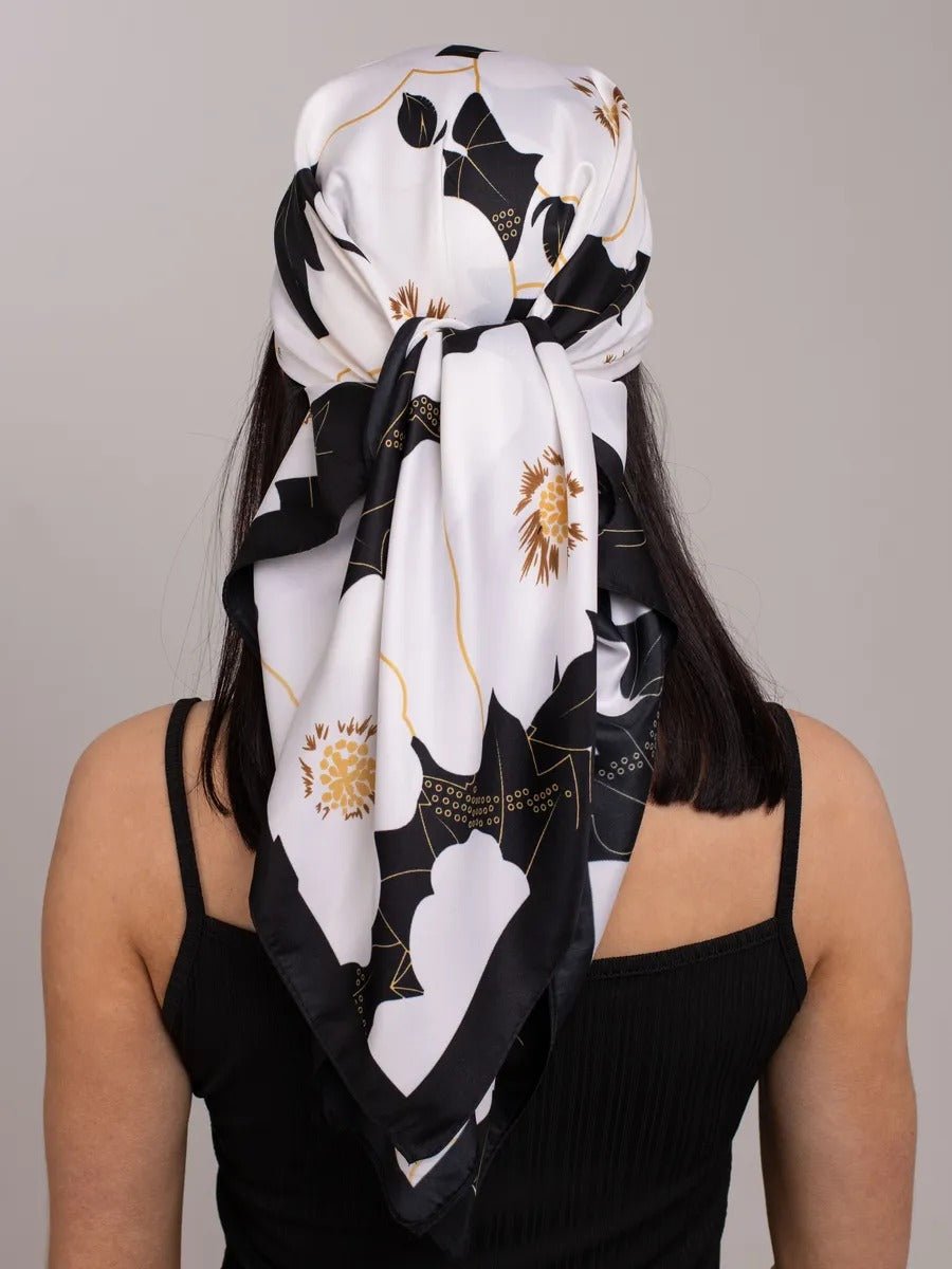 Foulard carré femme, 90x90, imprimé floral noir blanc doré, tissu soyeux léger, accessoire sac ou cou, foulard multifonction été, modèle Lilo - Écharpe - Blanc et noir