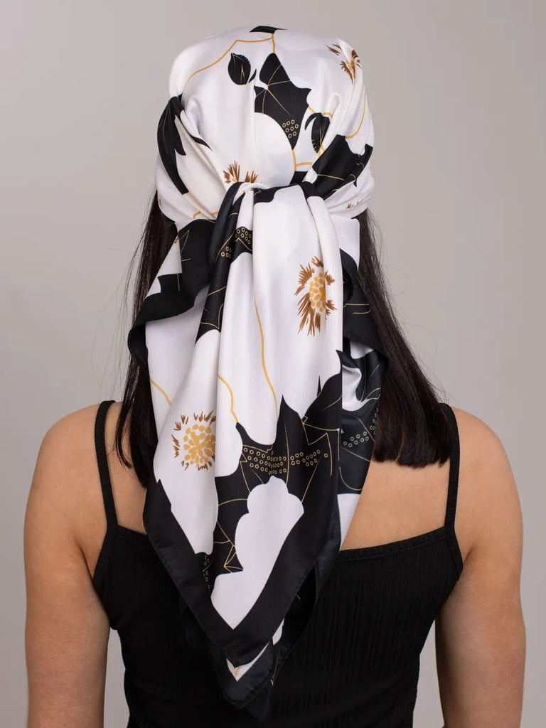 Foulard carré femme, 90x90, imprimé floral noir blanc doré, tissu soyeux léger, accessoire sac ou cou, foulard multifonction été, modèle Lilo - Écharpe - Blanc et noir