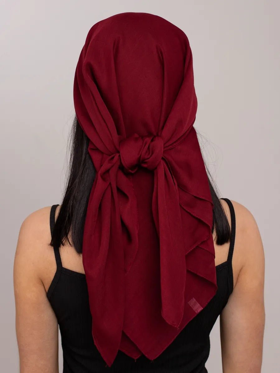 Foulard carré femme 95x95cm, soie imitation douce, coloris unis variés, accessoire polyvalent, léger printemps été, modèle Lala - Écharpe - Bordeaux