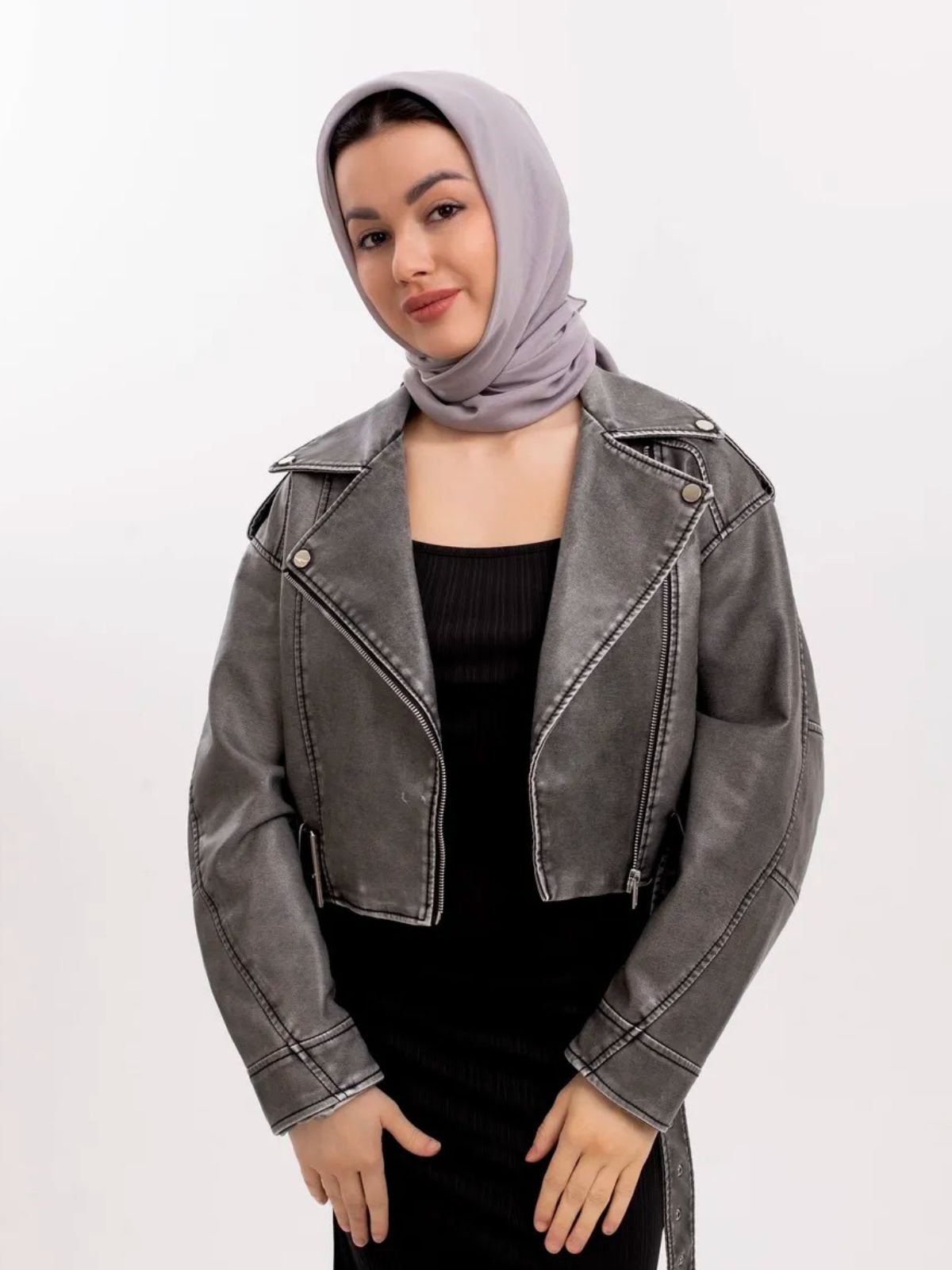 Foulard carré femme 95x95cm, soie imitation douce, coloris unis variés, accessoire polyvalent, léger printemps été, modèle Lala - Écharpe - Gris